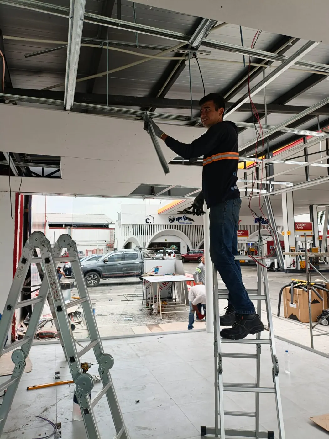 Instalación de ducto de aire acondicionado en gasolinera