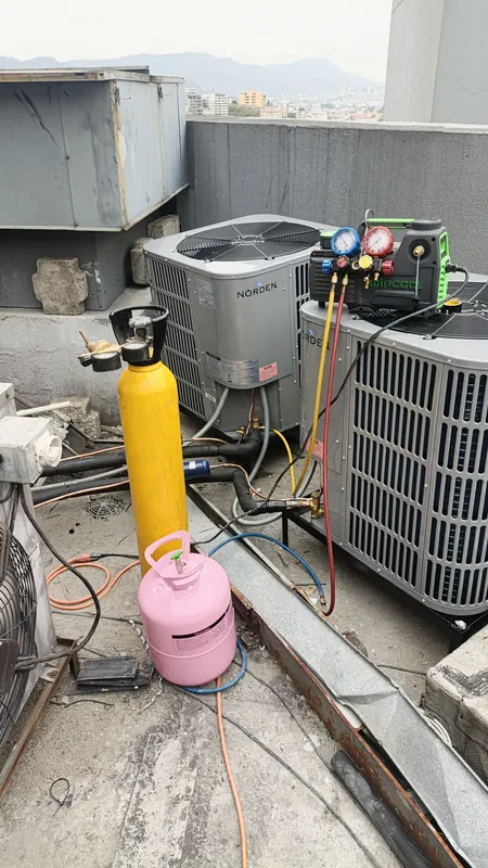 Carga de refrigerante en condensadoras comerciales en azotea
