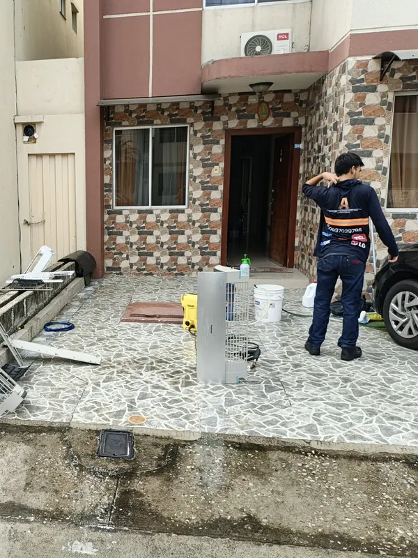 Limpieza de aire acondicionado split con hidrolavadora en la Alborada y Chongón, Guayaquil