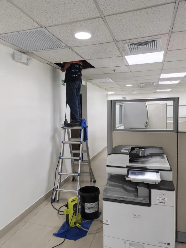 Mantenimiento de aire acondicionado por ductos en las oficinas de una empresa del Parque Empresarial Colón, norte de Guayaquil