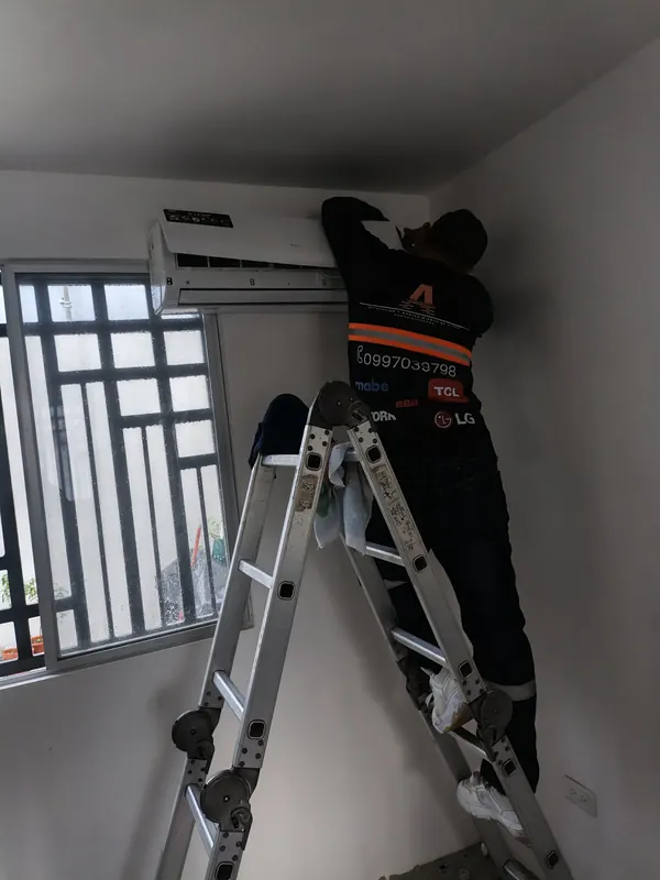 Mantenimiento de aire acondicionado split TCL a domicilio en Guayaquil