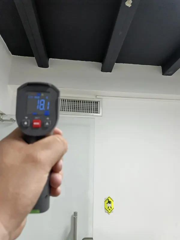 Medición de temperatura en rejilla de ducto