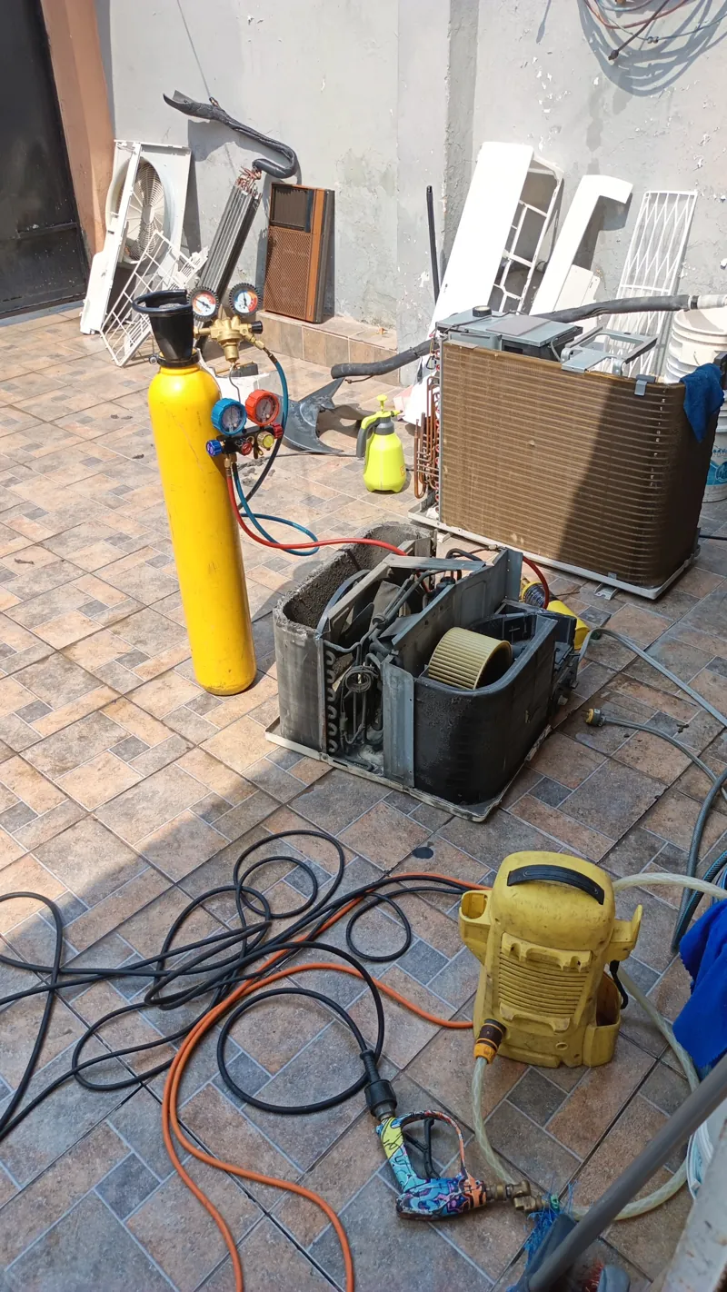 Prueba de nitrógeno y reparación de fugas de un aire acondicionado de un cliente de Guayacanes 2