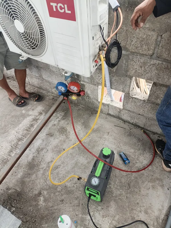 Vacío del sistema en un equipo TCL con bomba y manómetros
