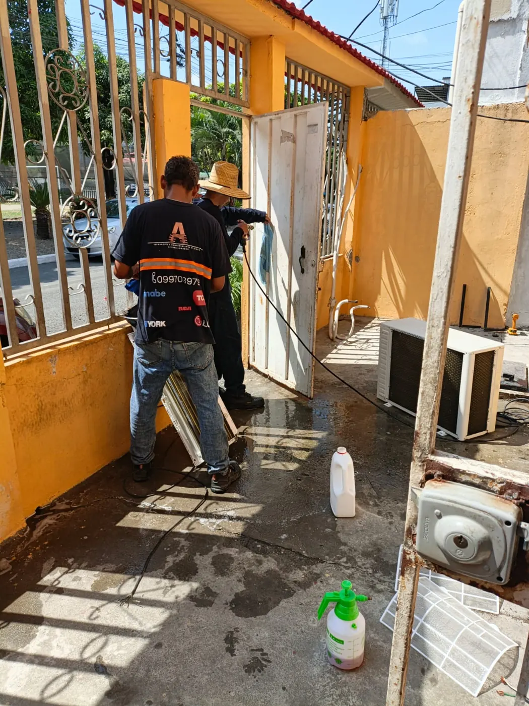 Equipo de Alvarado Solutions instalando aire acondicionado en una vivienda de Guayaquil