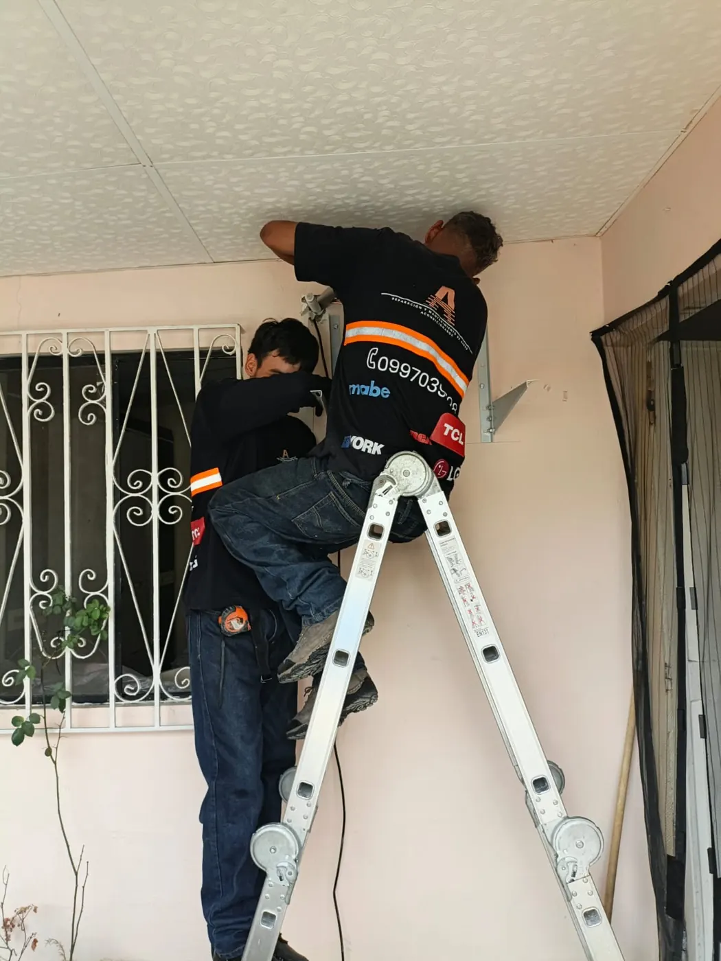Instalación de aire acondicionado en fachada de vivienda, Guayaquil
