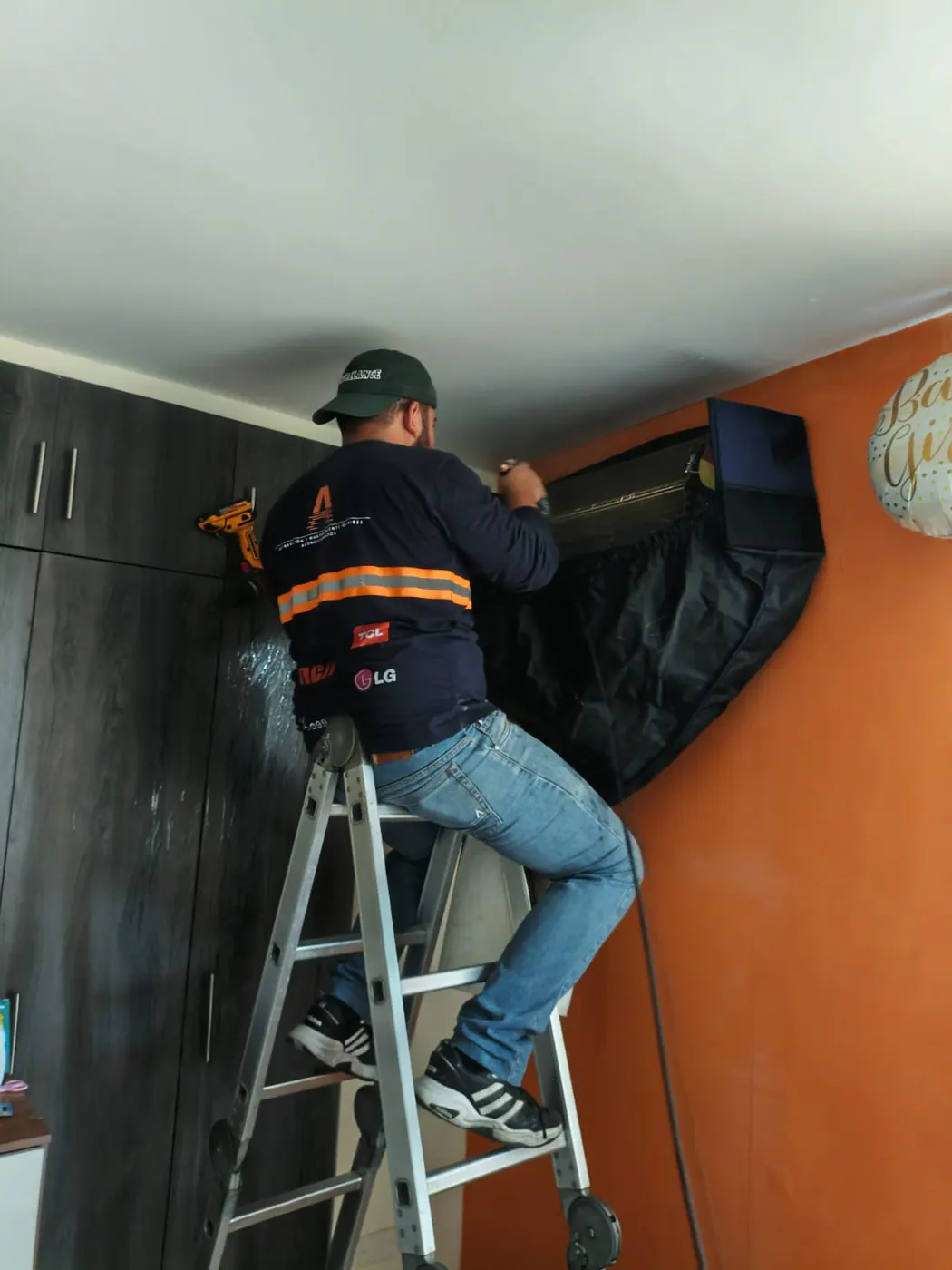 Instalación de unidad interior split en dormitorio