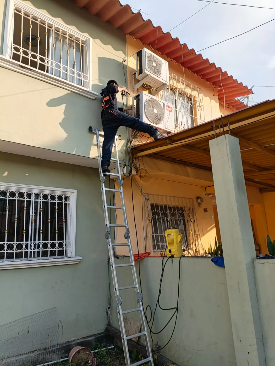 Mantenimiento de aire acondicionado en fachada residencial