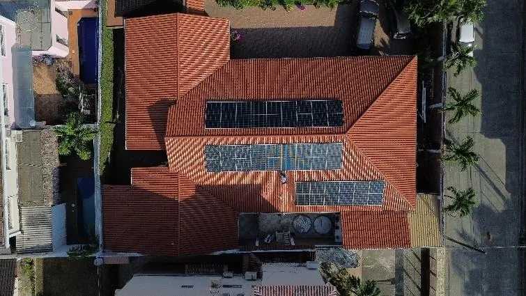 Casa con paneles solares
