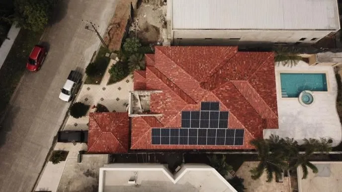 Casa con paneles solares y piscina
