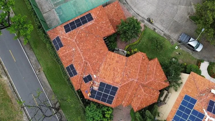 Casa con paneles solares en Samborondón