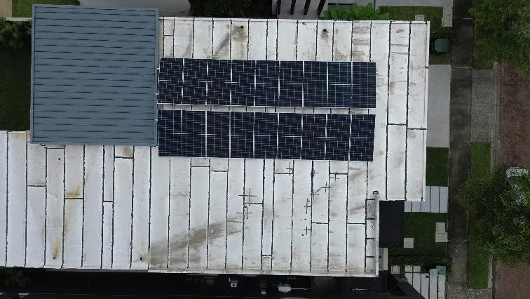 Techo con paneles solares