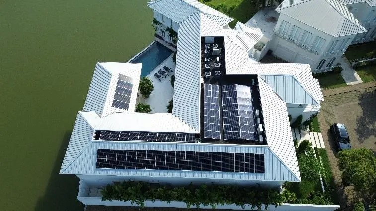 Casa moderna con paneles solares