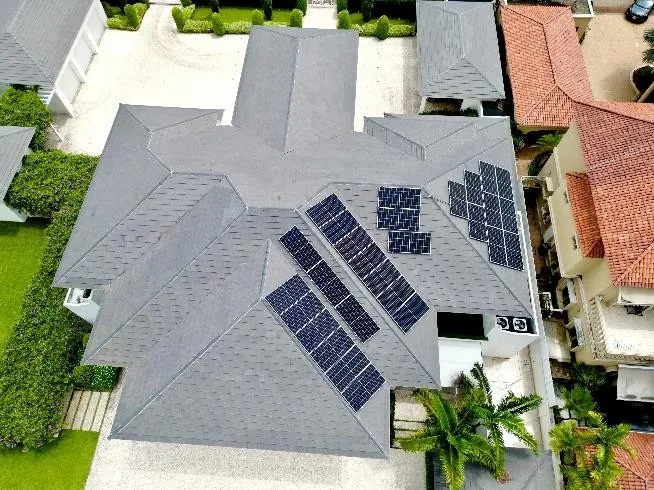Techo gris con paneles solares
