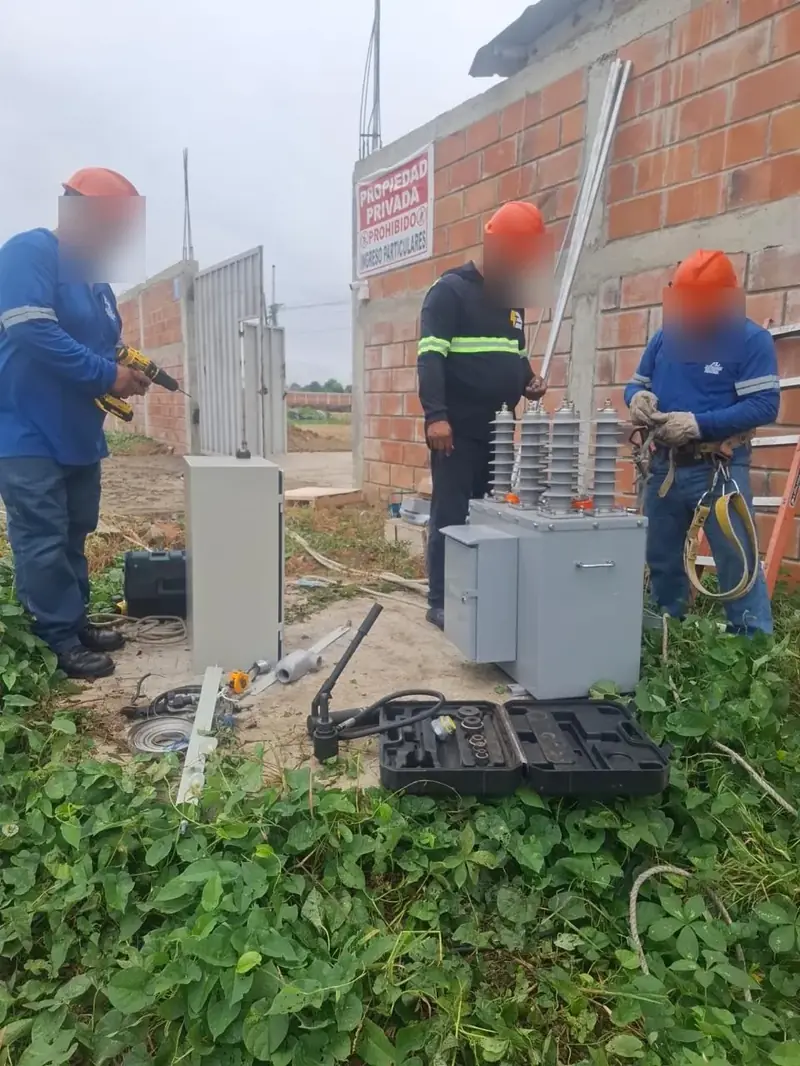 Cuadrilla de Alvarado Solutions preparando un equipo de media tensión