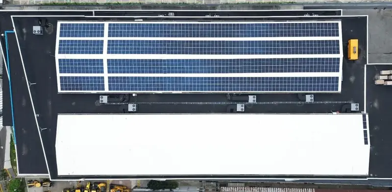 Paneles solares sobre la losa de un supermercado en Guayaquil