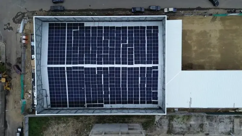 Paneles solares sobre el techo de un supermercado en Machala