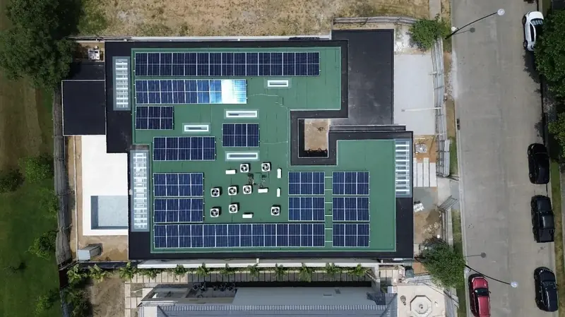 Edificio comercial con paneles solares en la terraza